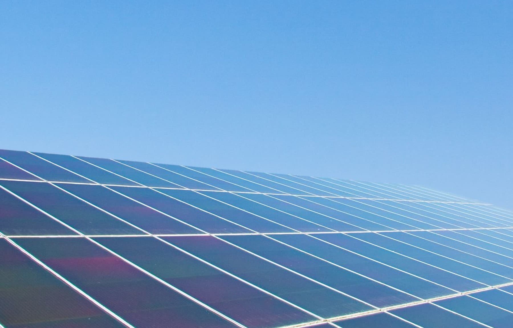 Paneles solares sobre un campo
